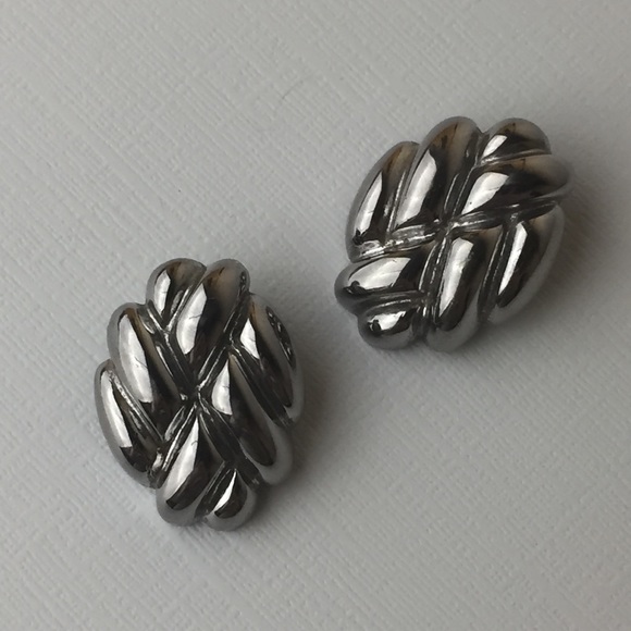 Vintage Gunmetal Silver Textured Clip On Earrings - Picture 3 of 8